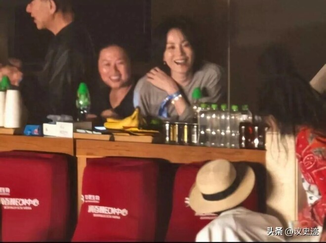那英19岁女儿现身妈妈演唱会 染一头黄发（配图1）