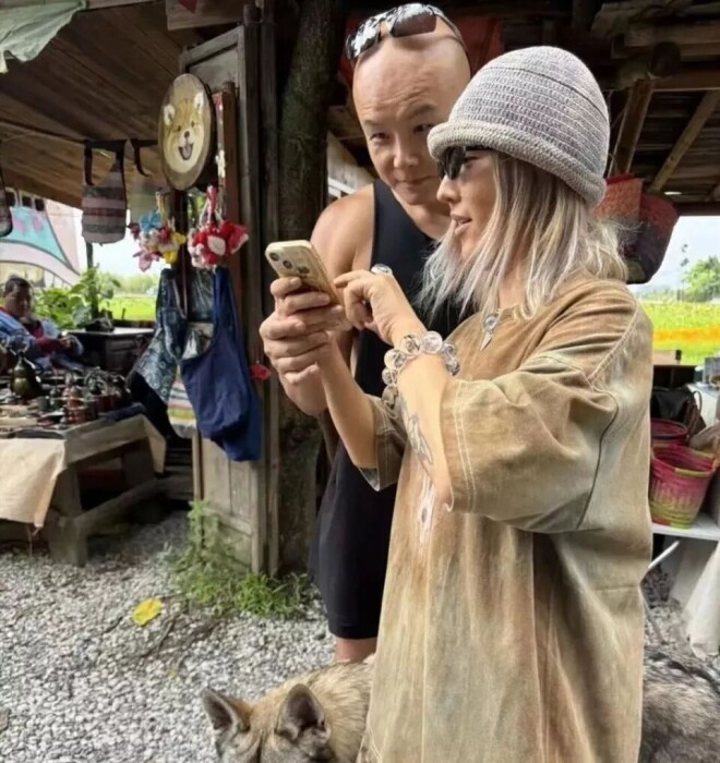 51岁乐嘉近况曝光：隐居在云南 和女儿相依为命（配图2）