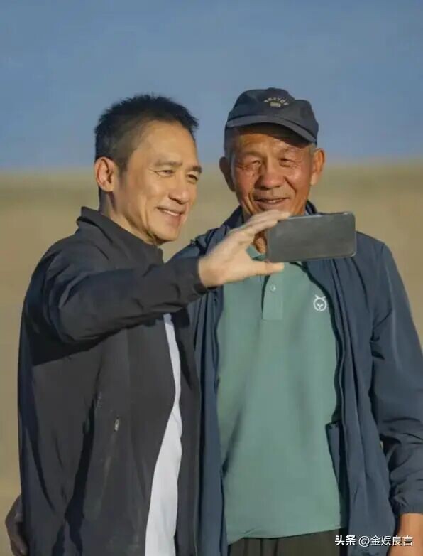 梁朝伟现身敦煌 扛铁锹种树脸晒焦黄（配图9）