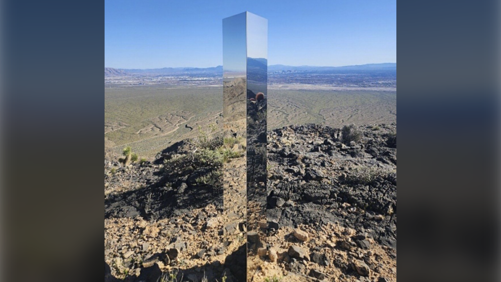 从拉斯维加斯郊外的山上移走的闪亮巨石。它是如何到达那里的仍然是个谜 ...