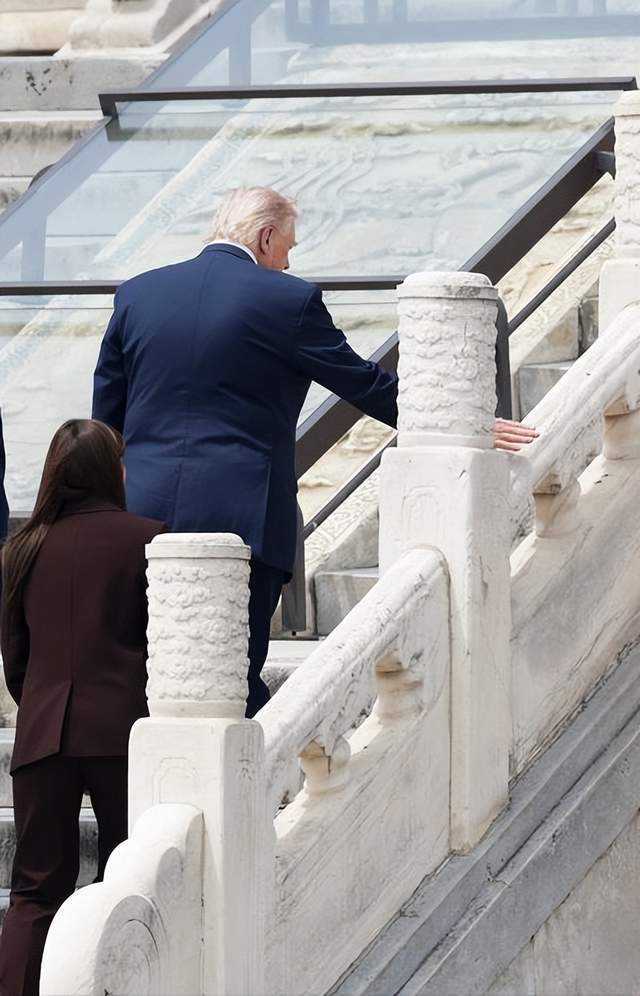 川普访华国宴大餐随心吃，爬天坛累到气喘