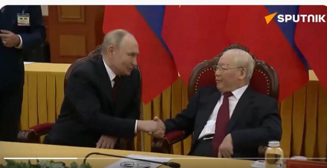 两幕场景意味深长...普京的落寞之旅