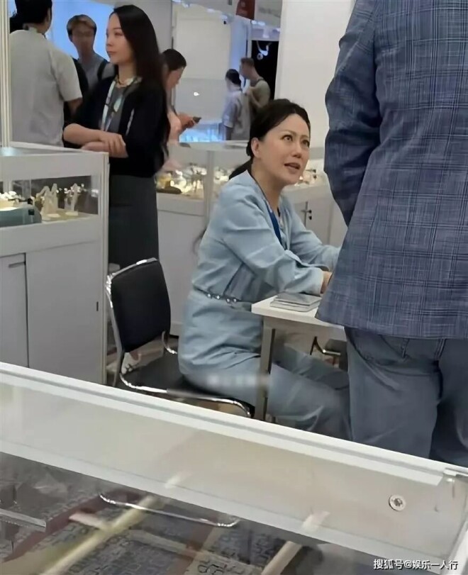 章小蕙现身香港珠宝展 一头黑发浓密亮丽（配图3）