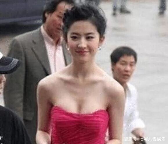 为何刘亦菲单身至今？看完这些照片你就明白了（配图4）