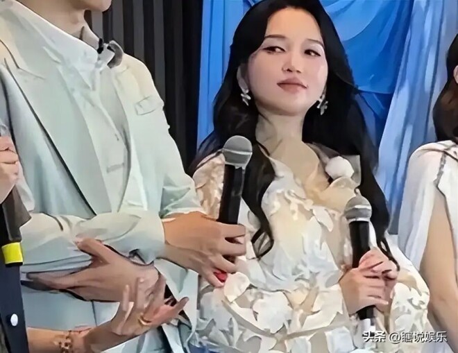 43岁金莎腰腹圆润下意识护肚 真的瞒不住了？（配图4）