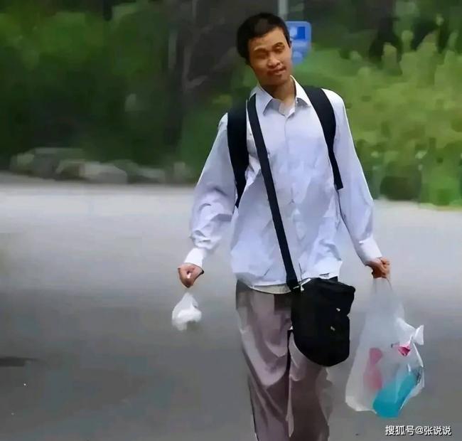 王虹导师曝光 这装扮跟北大韦东奕有一拼