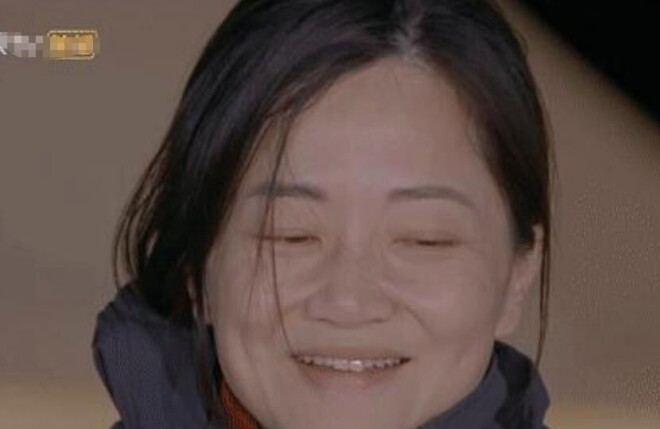 离婚后带着儿子租房子住 如今48岁再次走红（配图1）