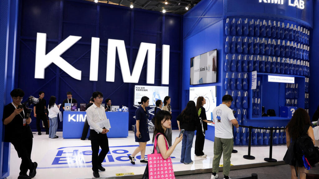7月17日，在上海举行的世界人工智能大会上，人们从推广月之暗面旗下Kimi K3人工智能模型的展位旁走过。