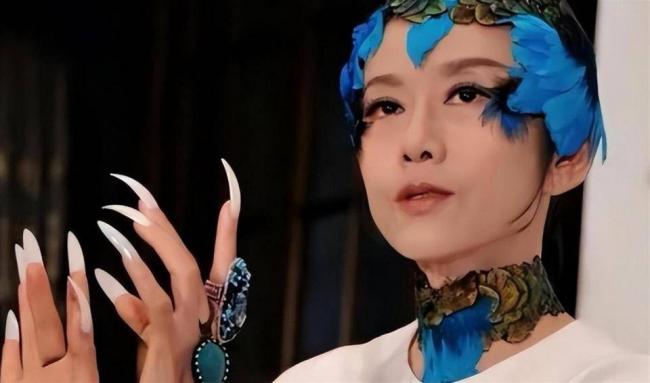 舞伴猝逝后岁杨丽萍近况曝光，难怪小彩旗不接班