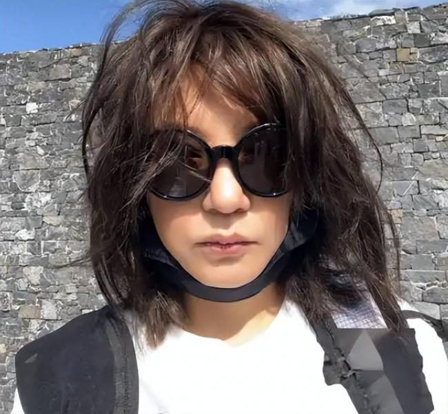 被封5年后赵薇再曝近况，瘦到脱相不敢认