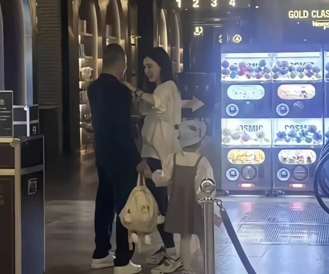 田朴珺带女儿国外度假 穿黑裙配羊绒披肩像贵妇（配图13）