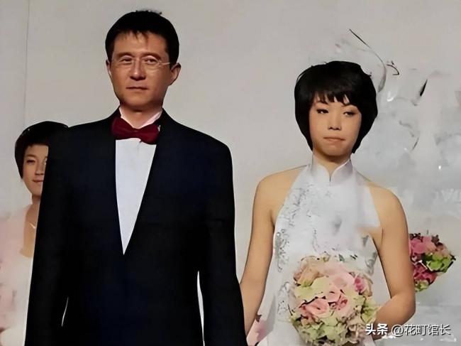 伏明霞全家罕见同框 完全富婆样 女儿似明星
