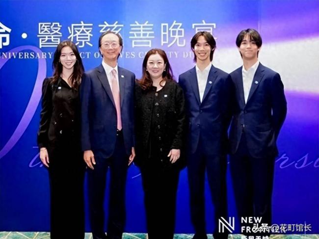伏明霞全家罕见同框 完全富婆样 女儿似明星