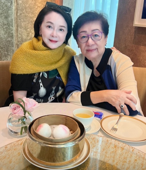 梁朝伟86岁妈妈手戴巨钻罕曝光