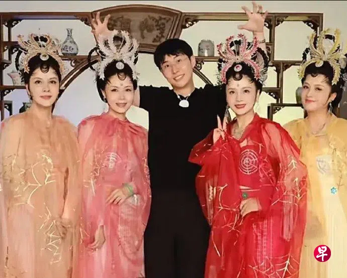 《西游记》蜘蛛精40年后重聚 网叹：吃了唐僧肉