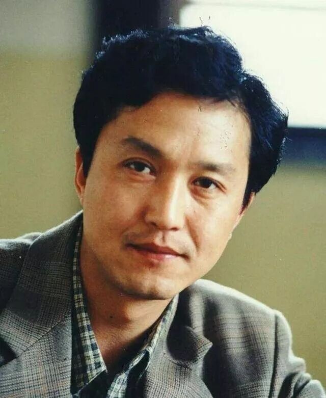 70岁郭达现状：住在西安老小区里养老,老态龙钟（配图1）