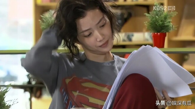 44岁演员女星穿泳装给女儿喂奶 日常画面引热议（配图17）
