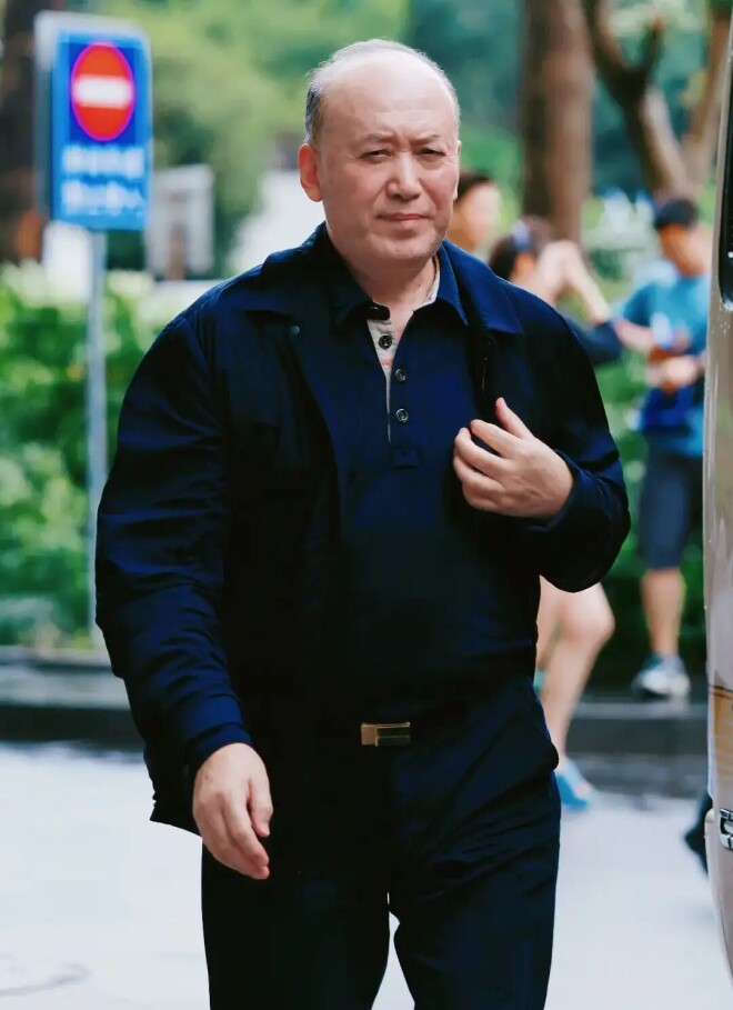 郭达退出春晚16年 现身菜市场老态龙钟头发全白（配图2）