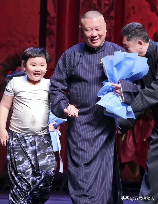 郭德纲二儿子长相太着急 和老妈共用一张脸