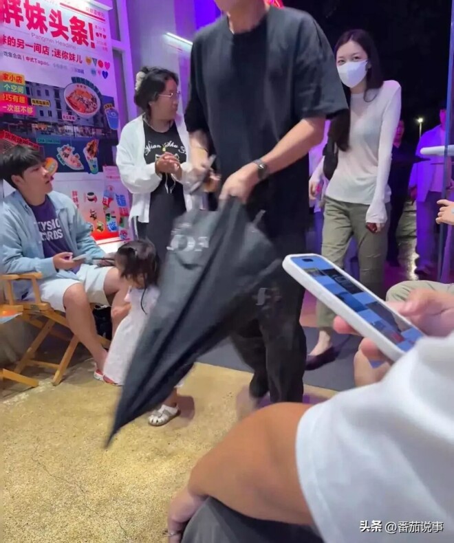 王菲带李嫣在阿那亚吃面 女儿又白又瘦太抢眼（配图4）