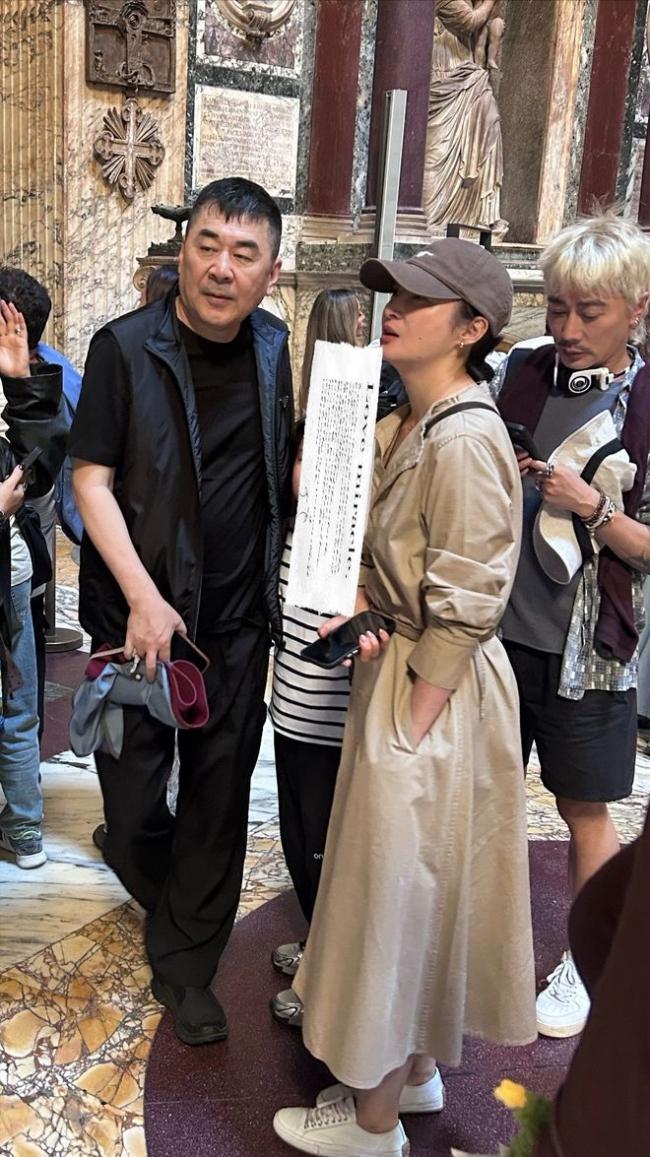 陈建斌一家现身罗马 他穿黑衣挺大肚很苍老