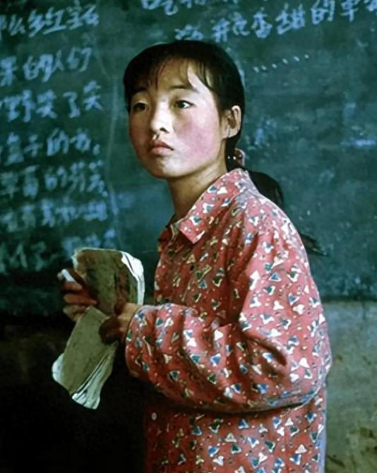 二十多年前，《一个都不能少》里那个黑瘦倔强的代课老师，让魏敏芝一夜爆火。 那时的她还是大山里的姑娘，连草莓都没吃过。 可谁也没料到，后来这个山村女孩远赴海外，在美国做起导演，全家扎根夏威夷。   如今40岁的她变化不小，体态丰腴，和当年荧