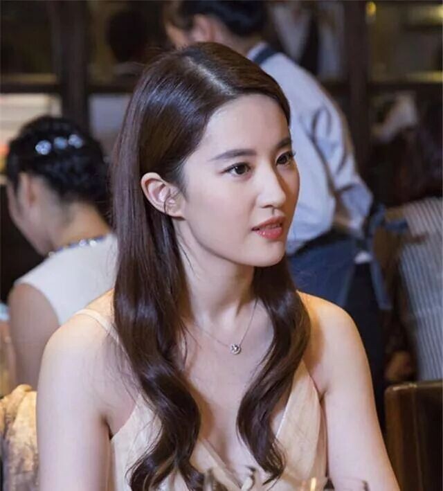 为何刘亦菲单身至今？看完这些照片你就明白了（配图1）