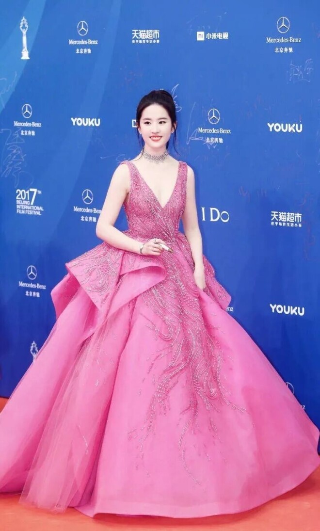 她比杨幂丰满皮肤比刘亦菲白 可惜就是红不了（配图10）