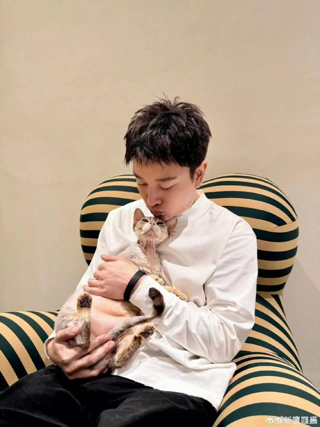 大瓜！曝离婚多年做直播的男明星有儿子了（配图4）