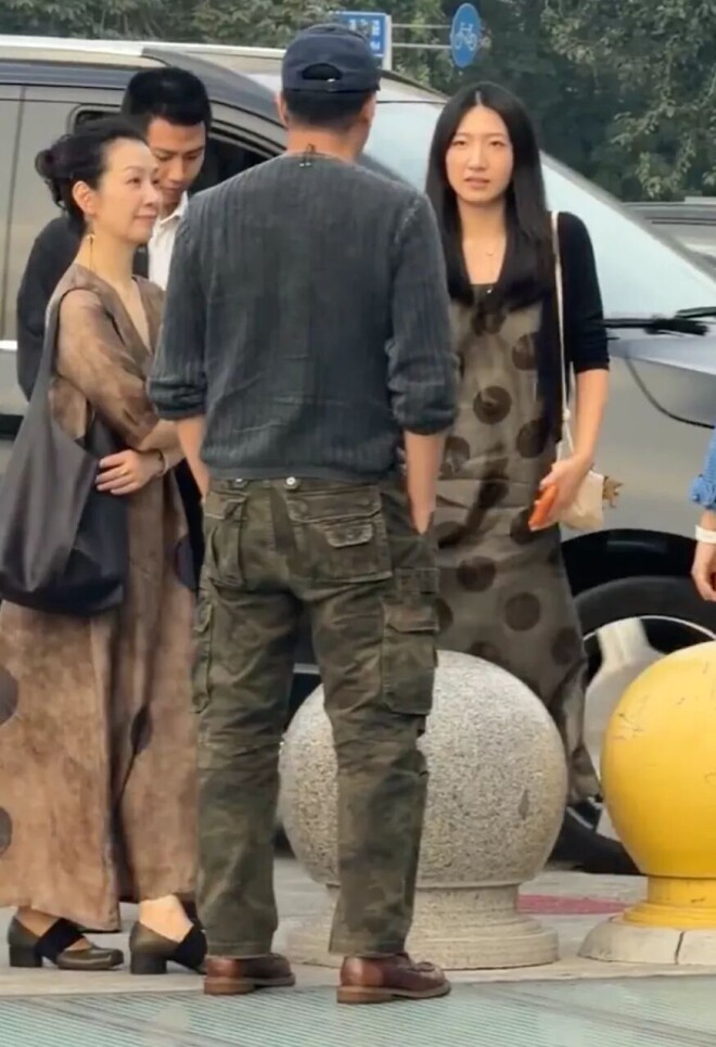胡军一家四口同框：女儿比妈妈高 儿子帅气抢镜（配图6）