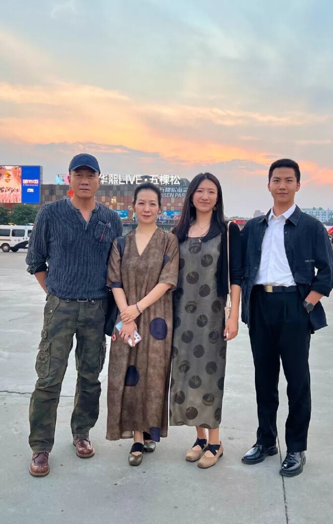 胡军一家四口同框：女儿比妈妈高 儿子帅气抢镜（配图1）