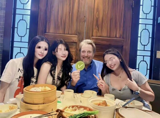 世界首富的亲爹 80岁在中国活得比年轻人潇洒（配图1）