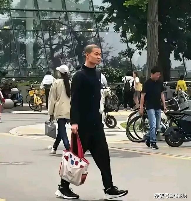 王虹导师曝光 这装扮跟北大韦东奕有一拼