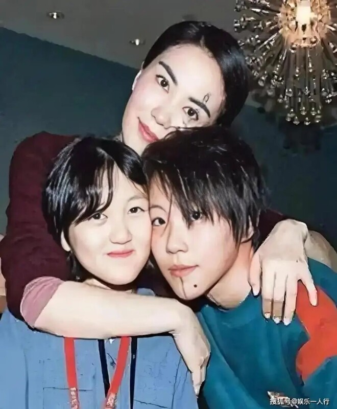 王菲母女三人在阿那亚 前夫窦唯也在（配图16）