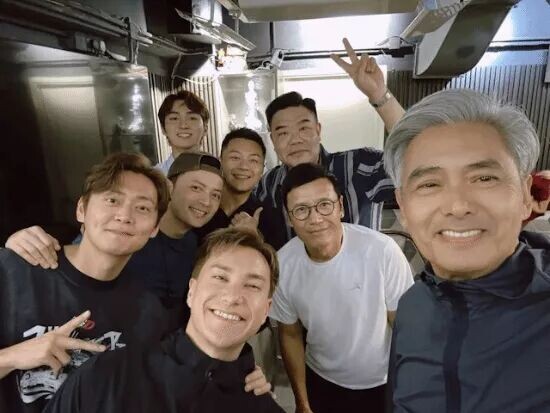 71岁周润发同框68岁苗侨伟 熟男魅力依旧藏不住（配图3）