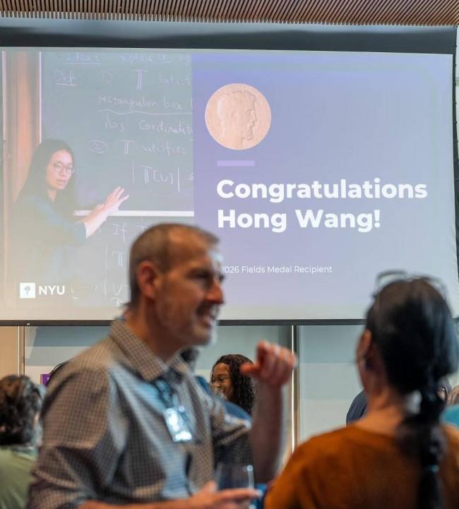 排面拉满：纽约大学庆祝王虹拿奖，全场起立鼓掌