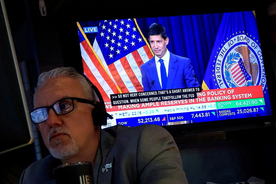 美國聯準會（Fed）本周維持利率不變，但主席華許未說明按兵不動的理由，抗通膨公信力備受質疑，導致美元與美國長債價格本周同步大跌。路透