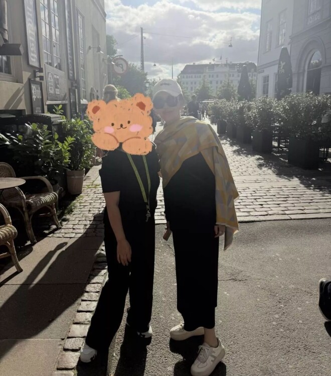 田朴珺带女儿国外度假 穿黑裙配羊绒披肩像贵妇（配图3）