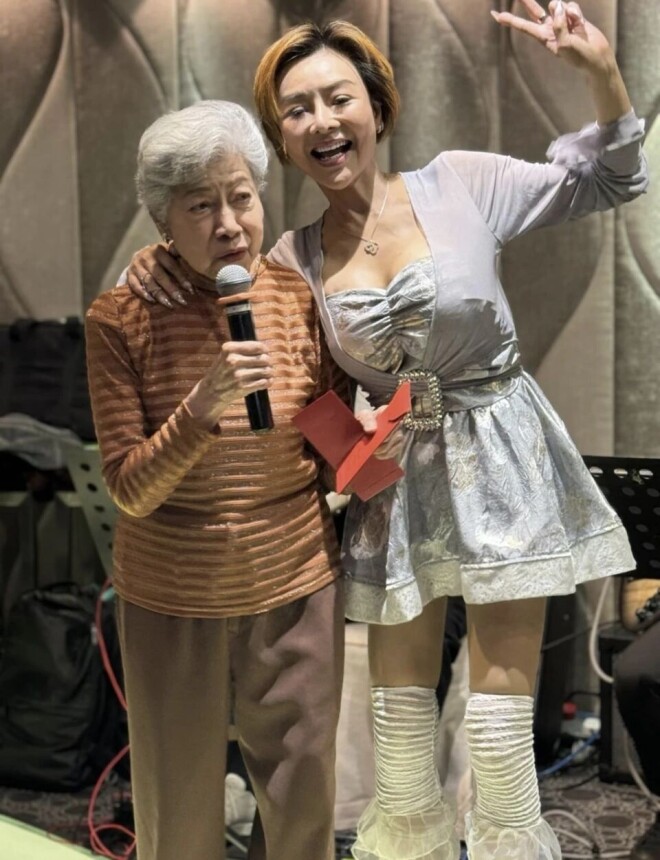 60岁叶子楣给朋友庆生 打扮清爽显年轻（配图12）