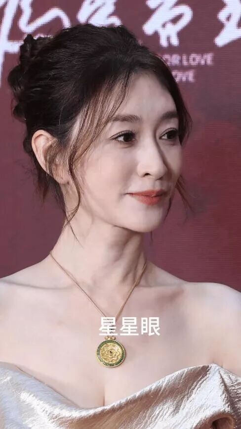 50岁李小冉现身 穿抹胸身材极品白皙（配图15）