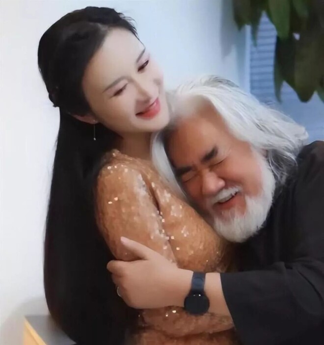 74岁张纪中深夜急疯 老婆招年轻男司机当秘书（配图2）