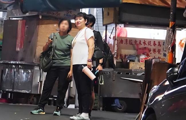 Selina中年发福，肚子比老公还大