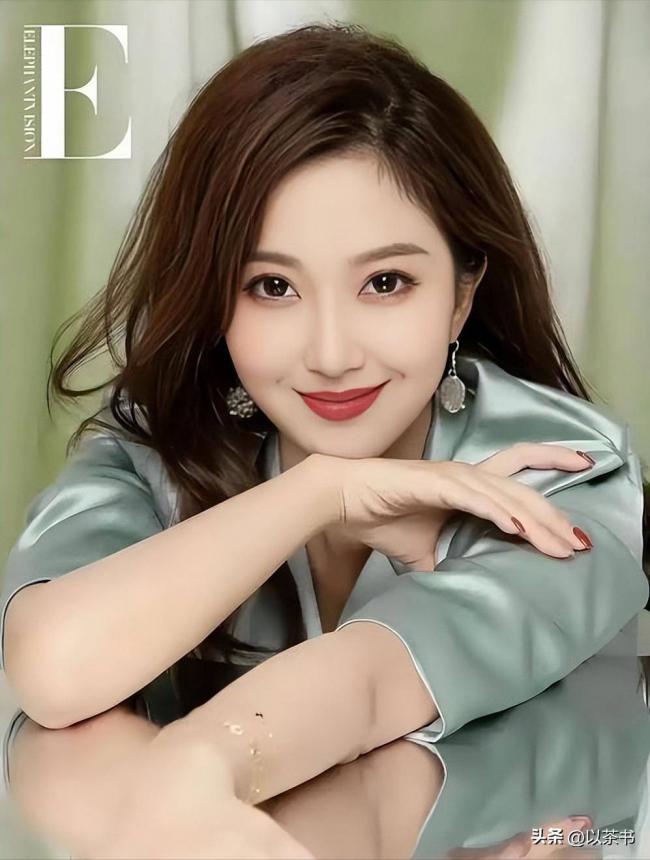 她比董卿知性、比周涛漂亮、39岁未婚育