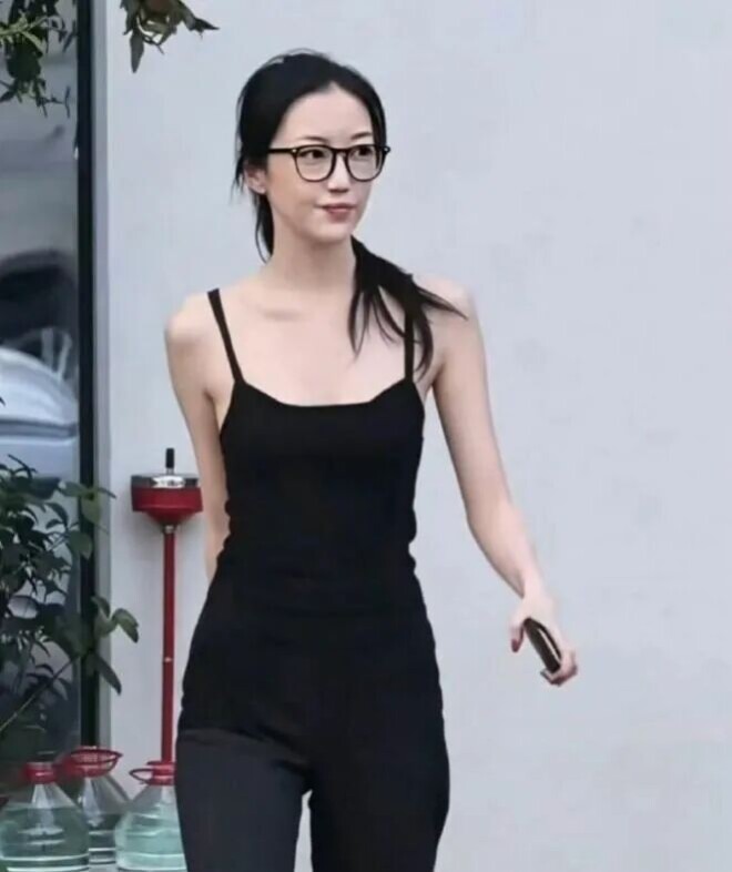 女大十八变：赵薇女儿近照曝光 又高又美（配图13）