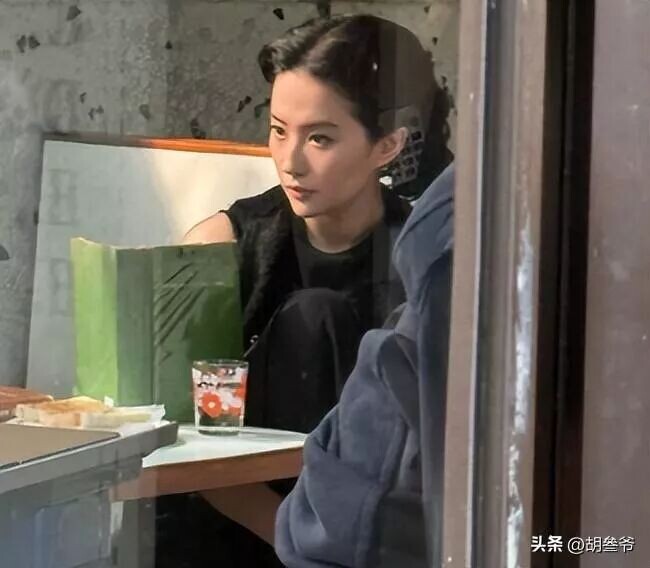 刘亦菲穿60块上衣背两万LV包 双腿粗壮丰腴（配图21）