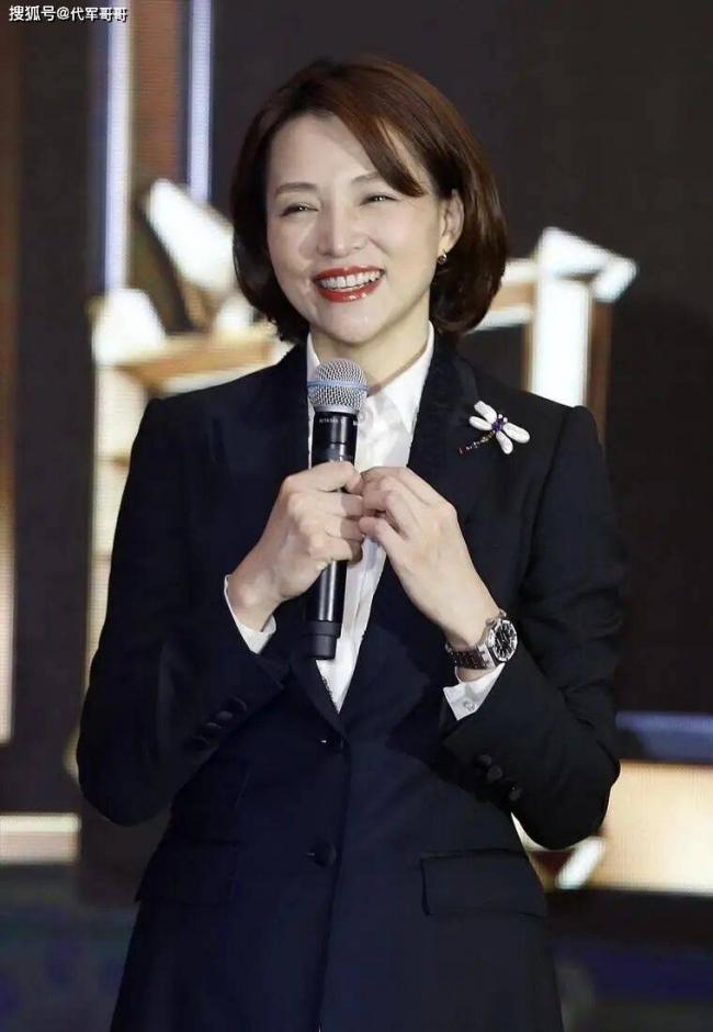 刚被官媒通告复出的董卿 海报被紧急撤下