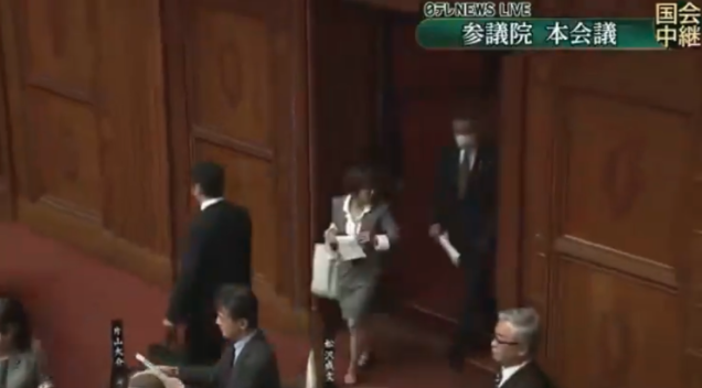 炸锅了：他入场时拍打女议员屁股 被电视直播…