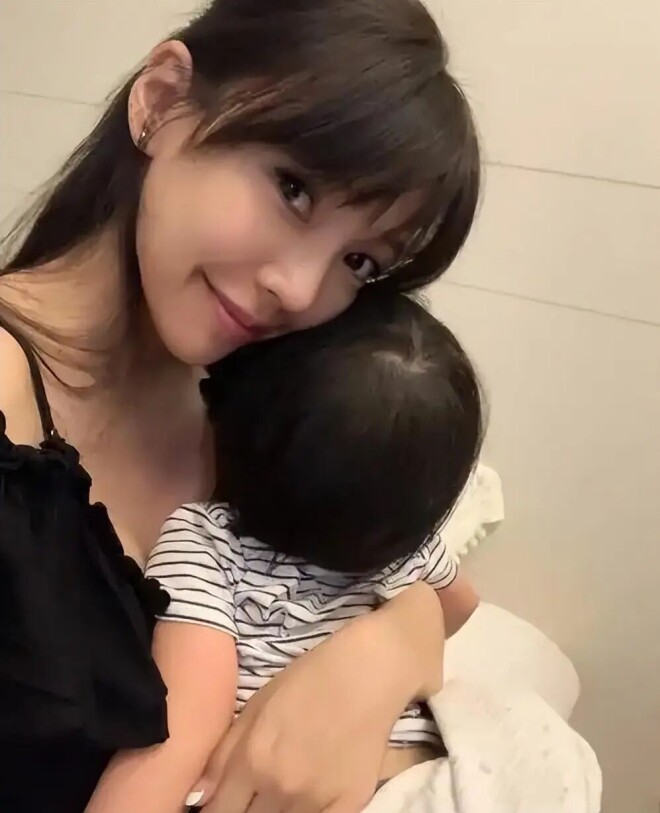 王力宏携父母享受天伦 李靓蕾素颜等公交带三娃（配图7）