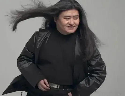 刘欢离世仅2小时，荒唐的一幕上演，吉克隽逸表态，韩磊被翻旧账