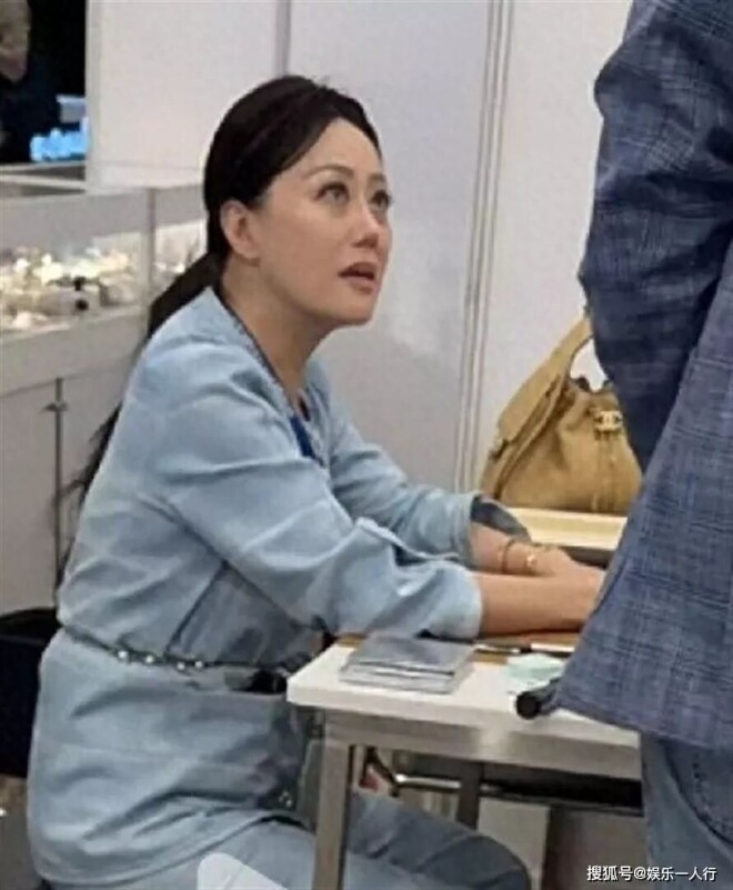 章小蕙现身香港珠宝展 一头黑发浓密亮丽（配图1）